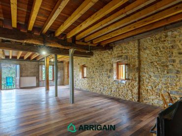 Casa con balcón en venta en Camino de Uba 41