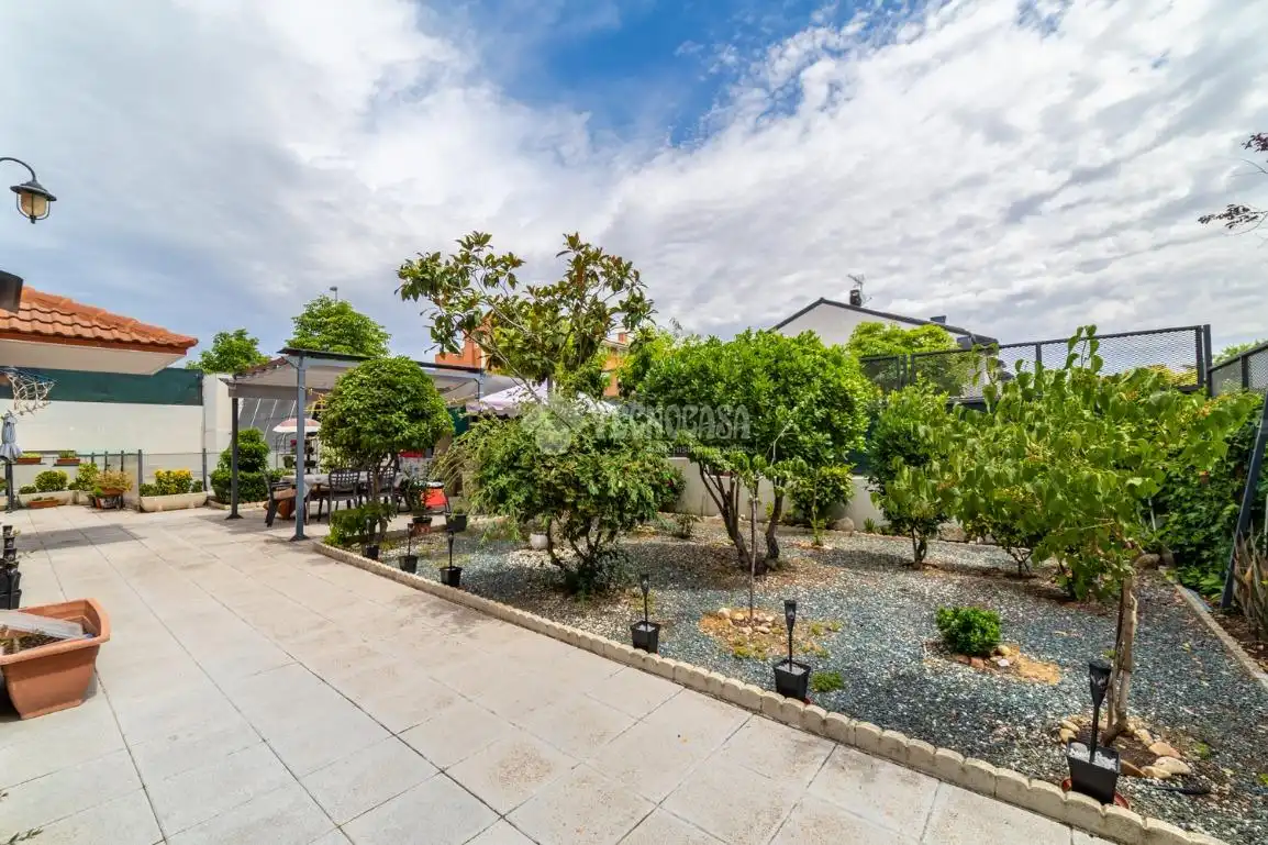 Jardí de Casa adosada en venda en Paracuellos de Jarama amb Aire condicionat, Calefacció i Terrassa