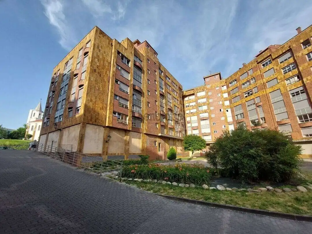 Vista exterior de Pis en venda en Oviedo  amb Calefacció