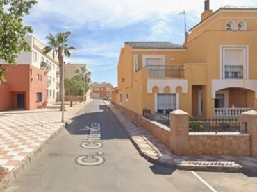Adosado con balcón en venta en Roquetas de Mar ciudad
