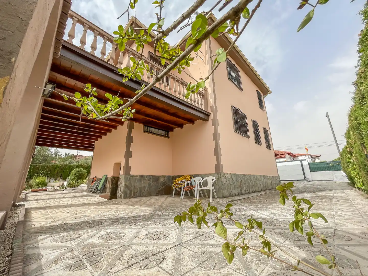 Vista exterior de Casa o xalet en venda en Villa de Otura amb Jardí privat, Terrassa i Piscina