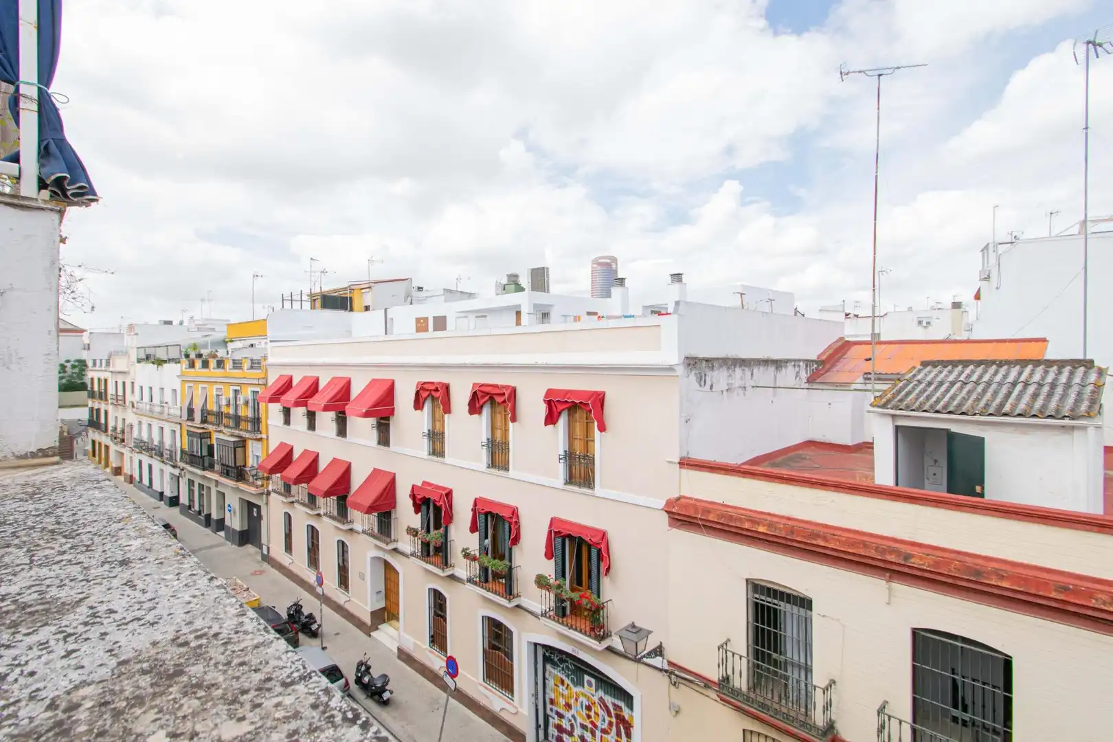 Exterior view of Flat for sale in Sevilla  with Air Conditioner, Terrace and Storage room