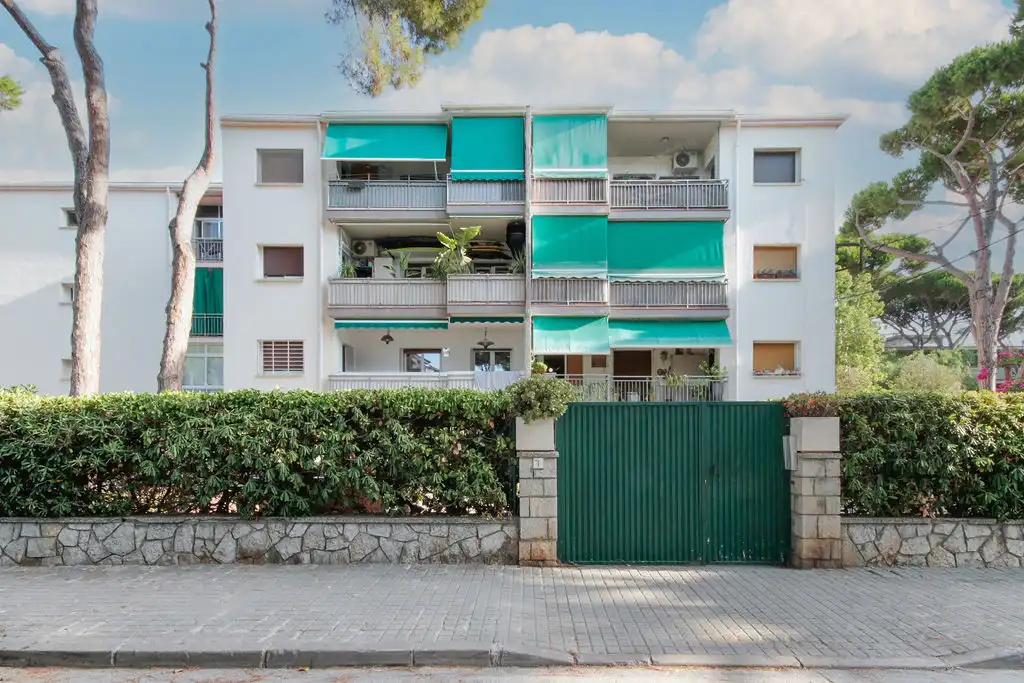 Vista exterior de Piso en venta en Castelldefels con Piscina