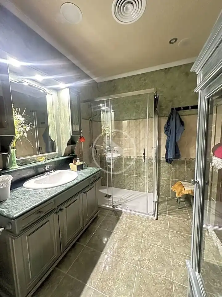 Bany de Casa o xalet en venda en Linares amb Aire condicionat, Calefacció i Jardí privat