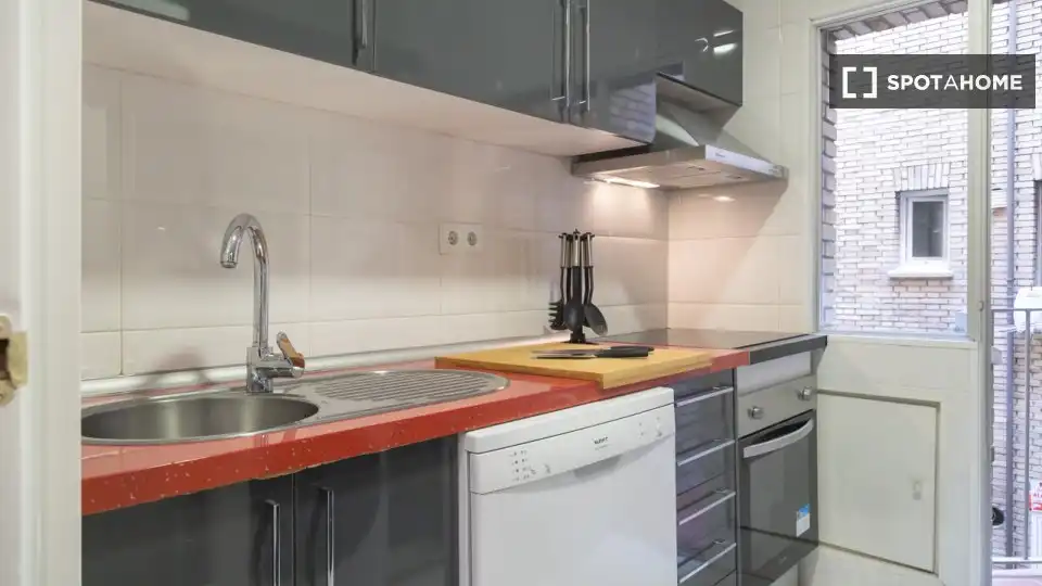 Cuina de Pis de lloguer en Madrid amb Aire condicionat, Calefacció i Moblat
