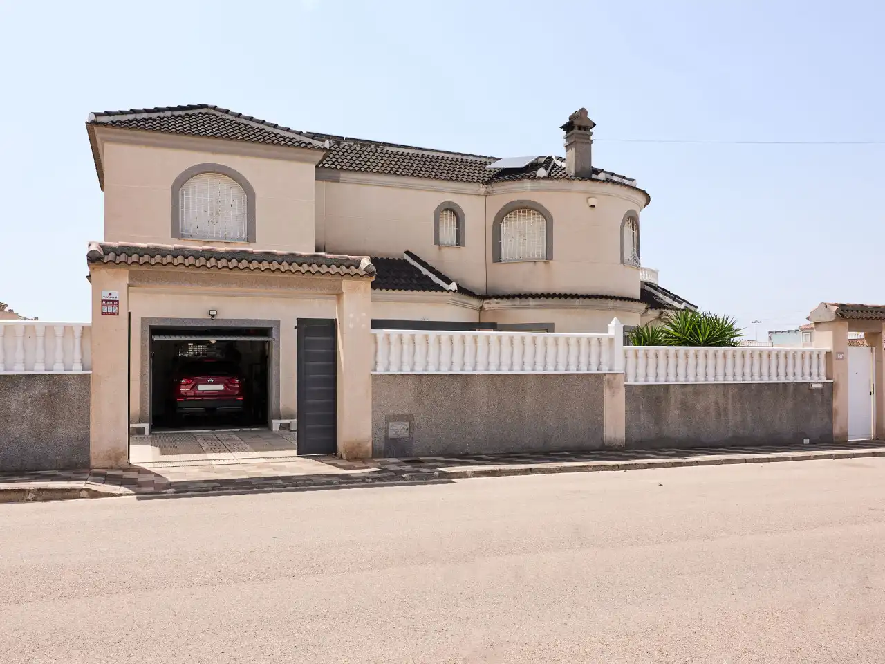 Vista exterior de Casa o xalet en venda en Torrevieja amb Aire condicionat, Calefacció i Jardí privat