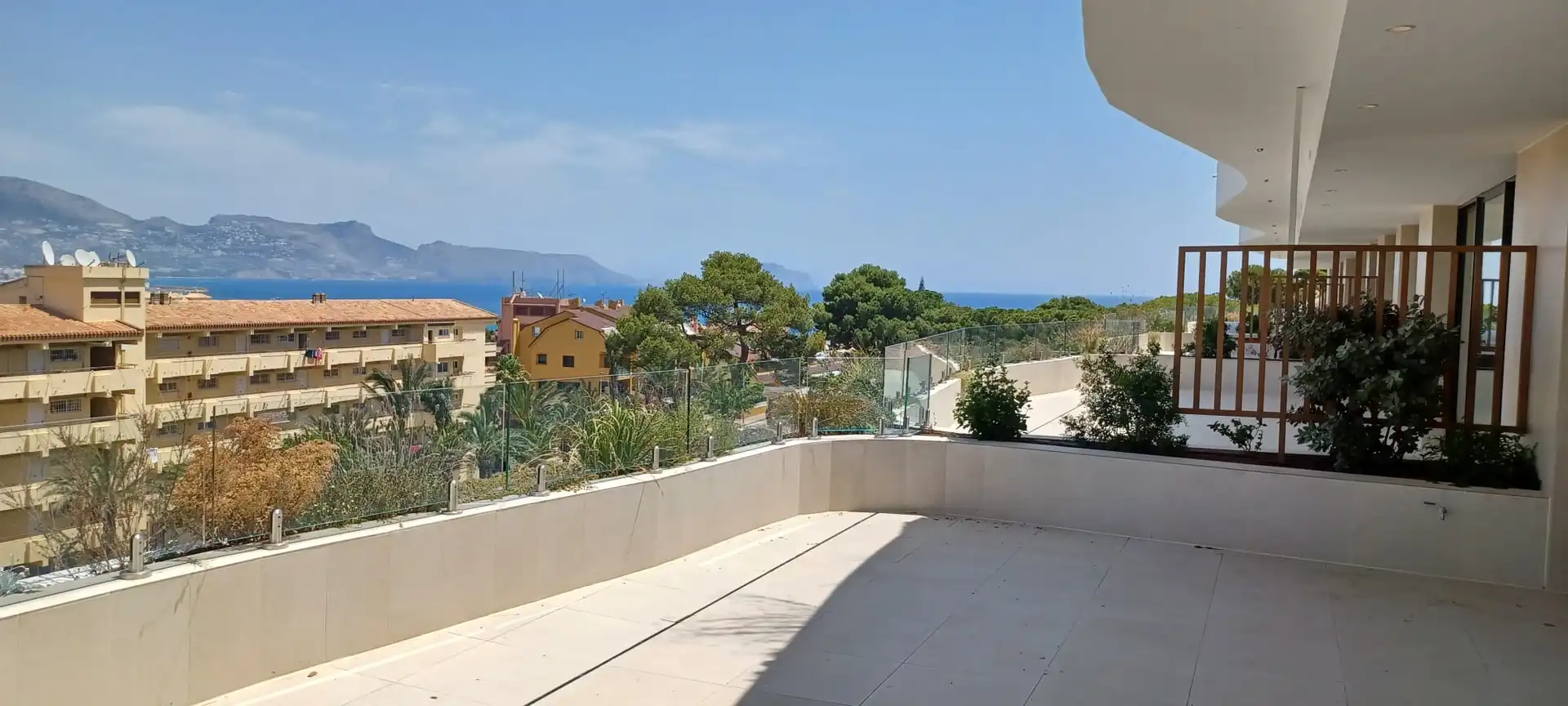 Terraza de Apartamento en venta en L'Alfàs del Pi con Aire acondicionado, Calefacción y Jardín privado