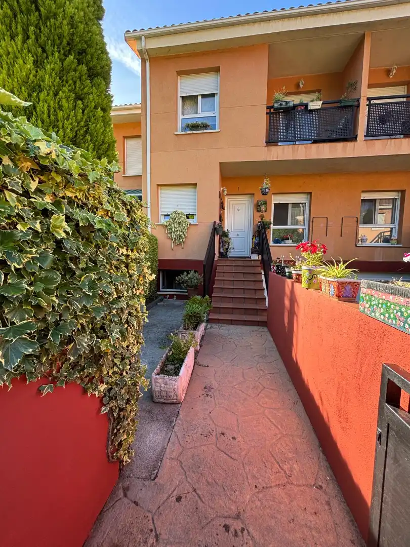 Vista exterior de Casa adosada en venda en Morcín amb Calefacció, Jardí privat i Parquet