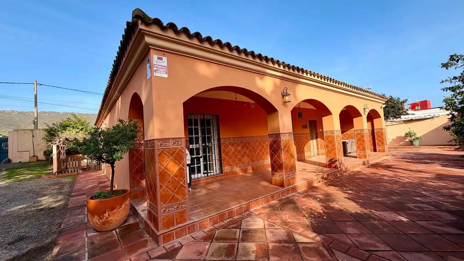 Vista exterior de Casa o xalet en venda en La Línea de la Concepción amb Jardí privat i Piscina