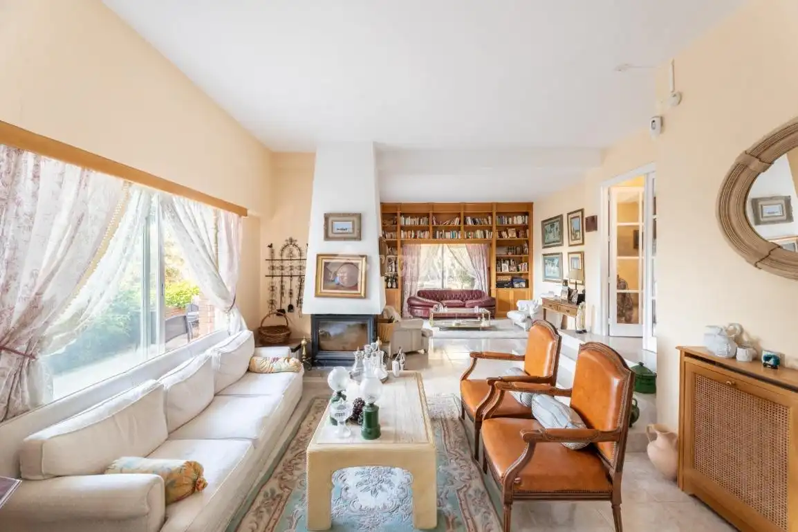 Wohnzimmer von Haus oder Chalet zum Verkauf in Torrelodones mit Heizung, Privatgarten und Terrasse