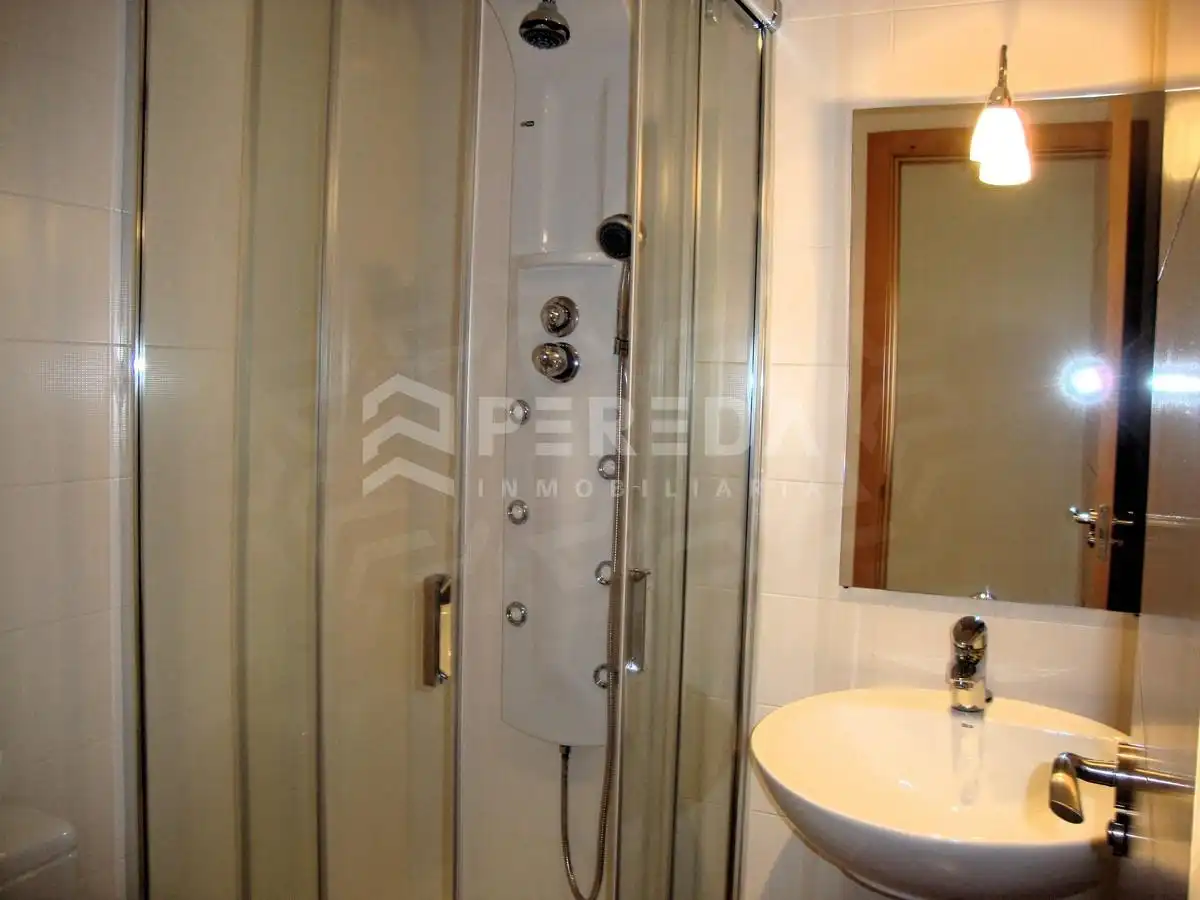 Baño de Piso en venta en Roquetas de Mar con Aire acondicionado, Jardín privado y Terraza