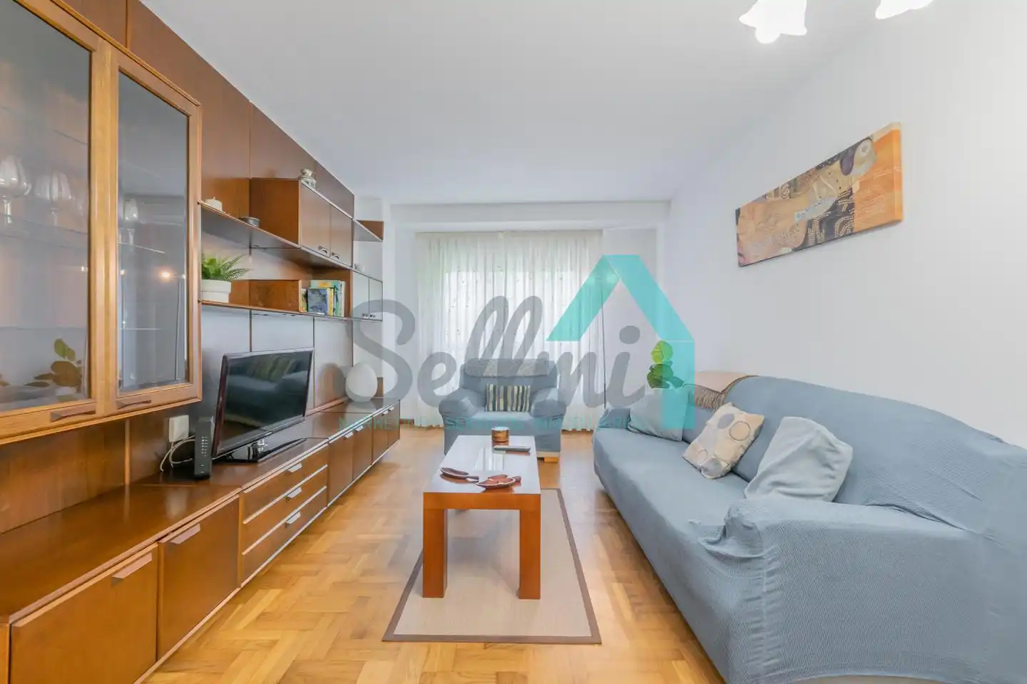 Sala d'estar de Pis de lloguer en Gijón  amb Calefacció, Parquet i Moblat