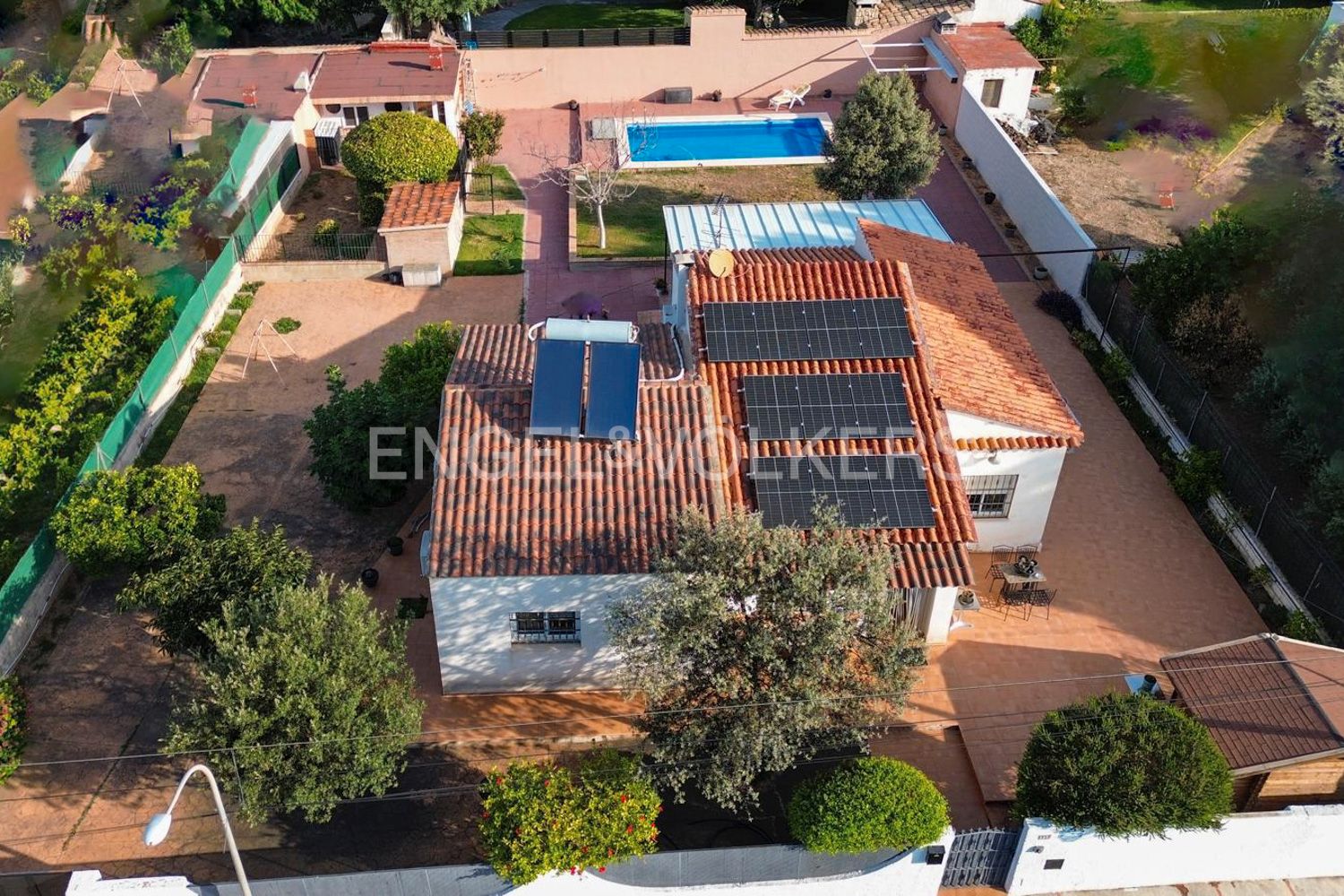 Exterior view of House or chalet for sale in La Pobla de Vallbona  with Air Conditioner, Heating and Private garden