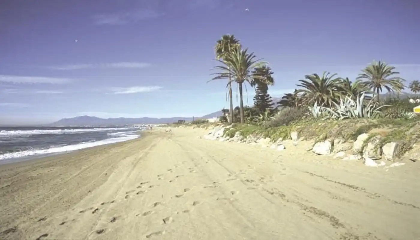 Außenansicht von Erdgeschoss zum Verkauf in Marbella mit Klimaanlage, Heizung und Privatgarten