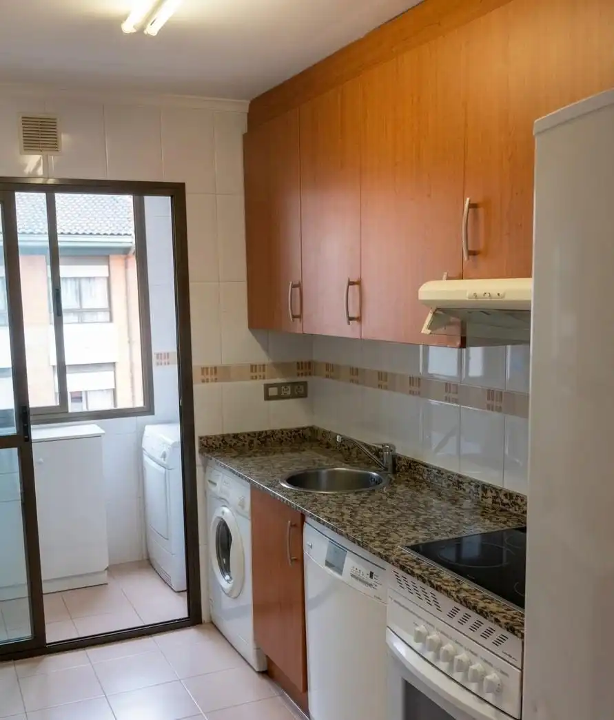 Cocina de Piso en venta en Oviedo  con Calefacción y Amueblado