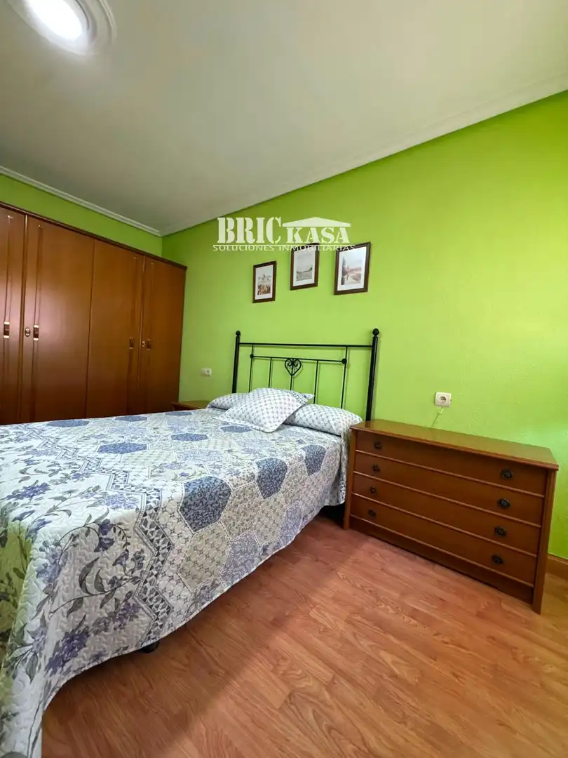 Schlafzimmer von Dachboden zur Miete in Cáceres mit Klimaanlage, Terrasse und Möbliert