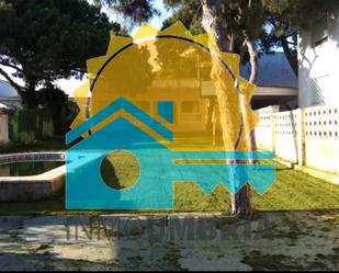 Vista exterior de Casa o xalet en venda en Punta Umbría amb Jardí privat i Piscina