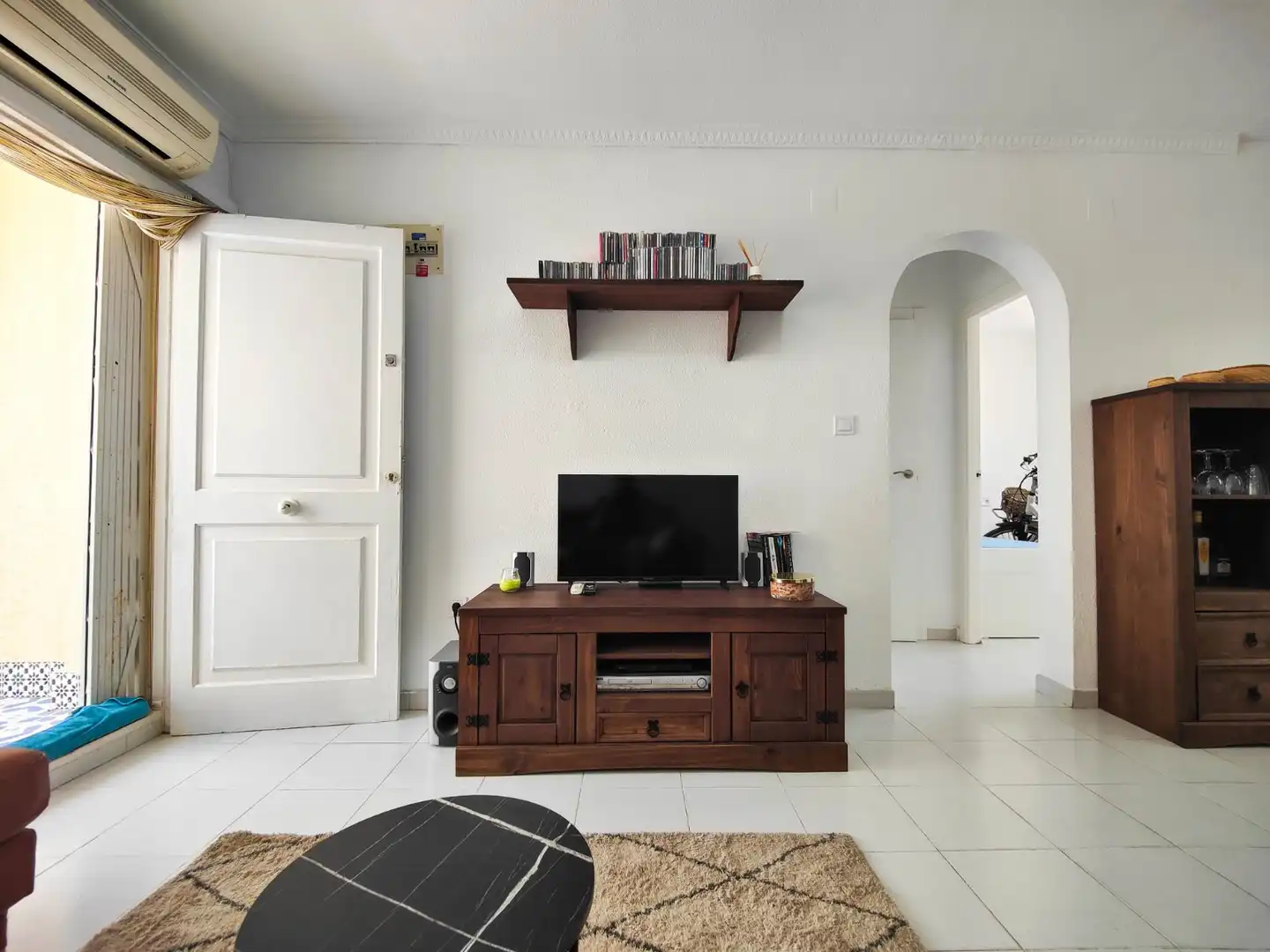 Wohnzimmer von Einfamilien-Reihenhaus zum Verkauf in Torrevieja mit Klimaanlage, Privatgarten und Terrasse