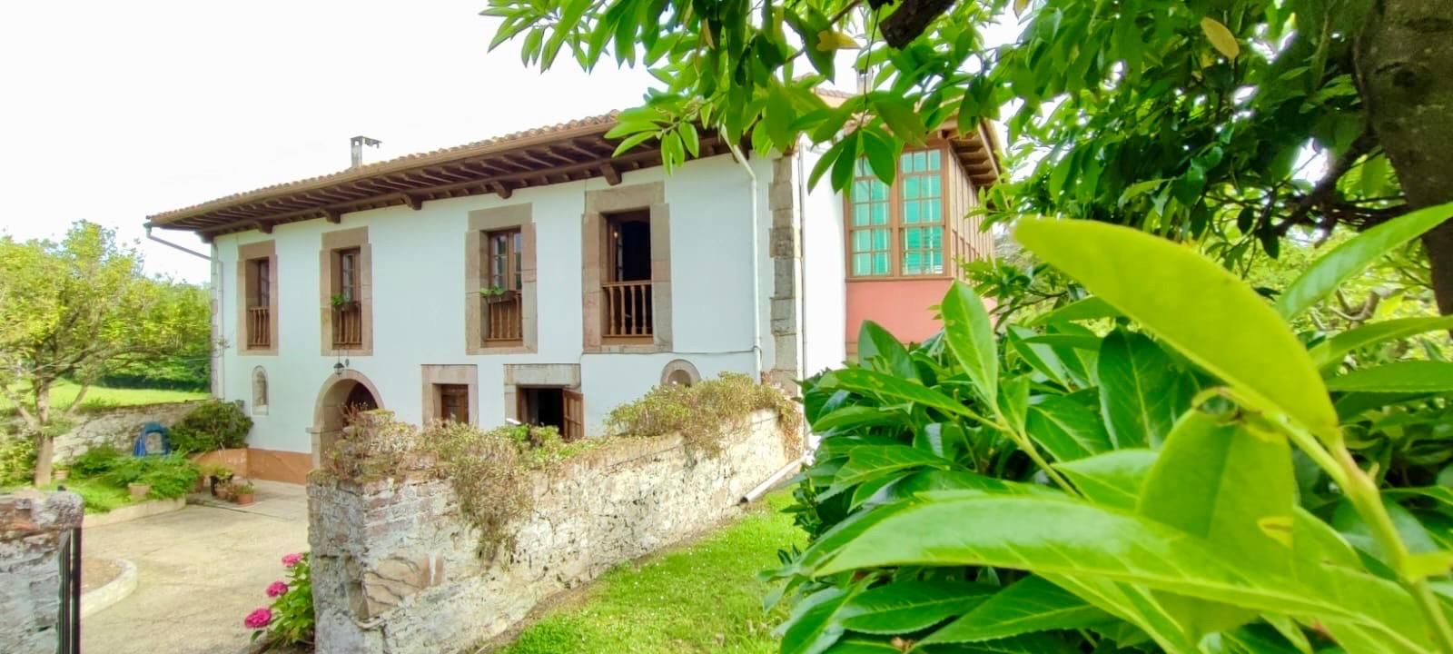 Vista exterior de Casa o xalet en venda en Llanes amb Calefacció i Jardí privat