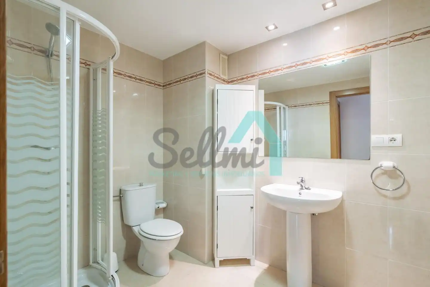 Bathroom of Flat for rent in Oviedo   with Heating, Parquet flooring and Furnished