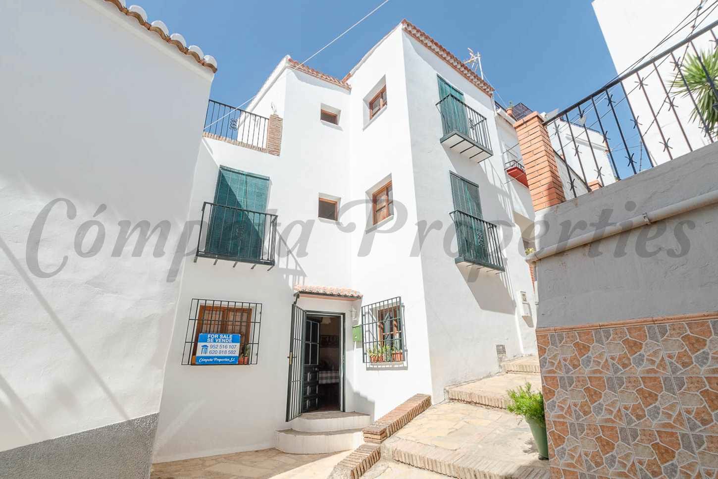 Vista exterior de Casa adosada en venda en Árchez amb Terrassa, Moblat i Balcó