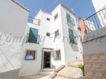 Casa pareada con balcón en venta en Árchez