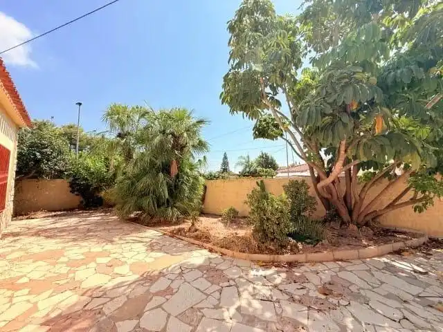 Vista exterior de Casa o xalet en venda en L'Alfàs del Pi amb Aire condicionat, Calefacció i Jardí privat