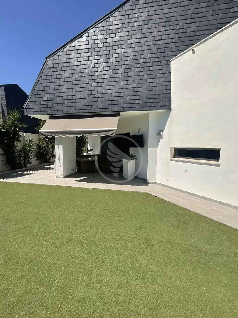 Terrassa de Casa o xalet en venda en Linares amb Aire condicionat, Jardí privat i Piscina