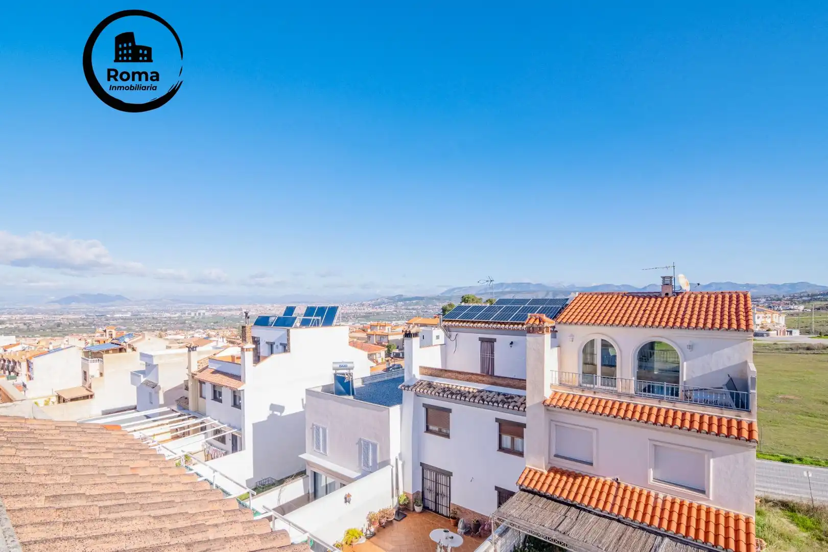 Vista exterior de Casa adosada en venta en La Zubia con Aire acondicionado, Calefacción y Piscina