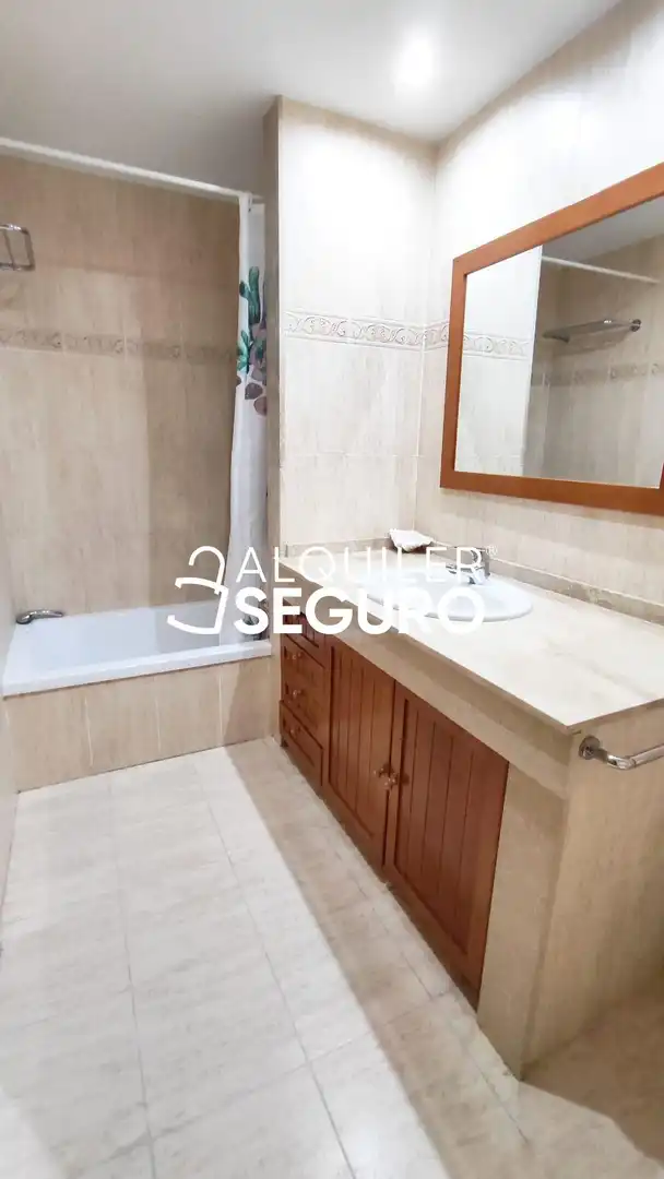 Baño de Piso de alquiler en Valencia con Aire acondicionado y Calefacción