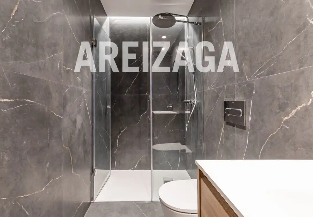Baño de Piso en venta en Donostia - San Sebastián  con Calefacción, Terraza y Balcón