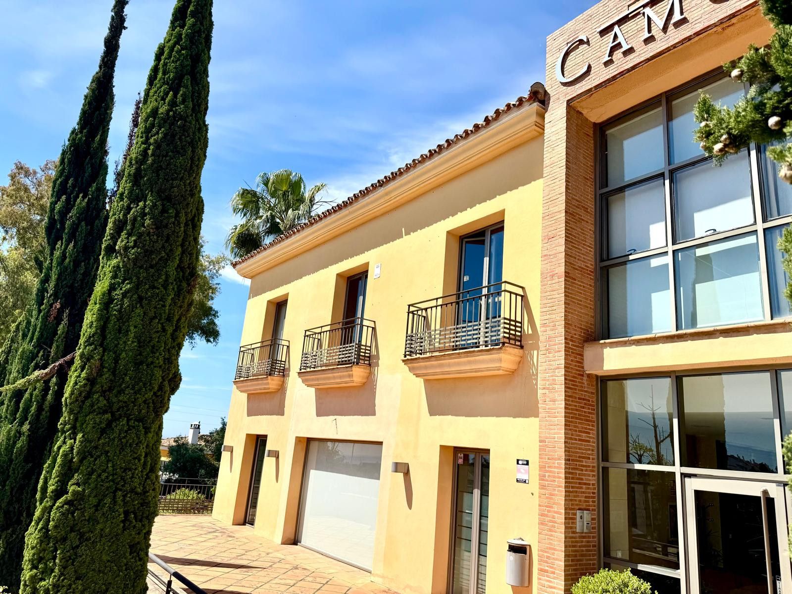 Vista exterior de Local en venda en Marbella amb Aire condicionat i Terrassa