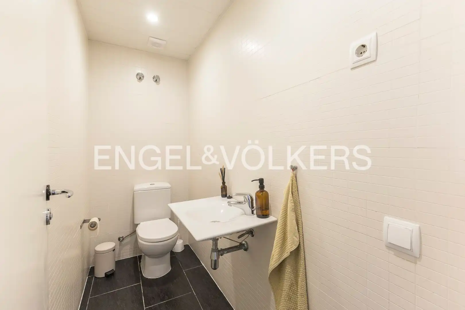 Bany de Planta baixa en venda en Barcelona amb Calefacció i Terrassa