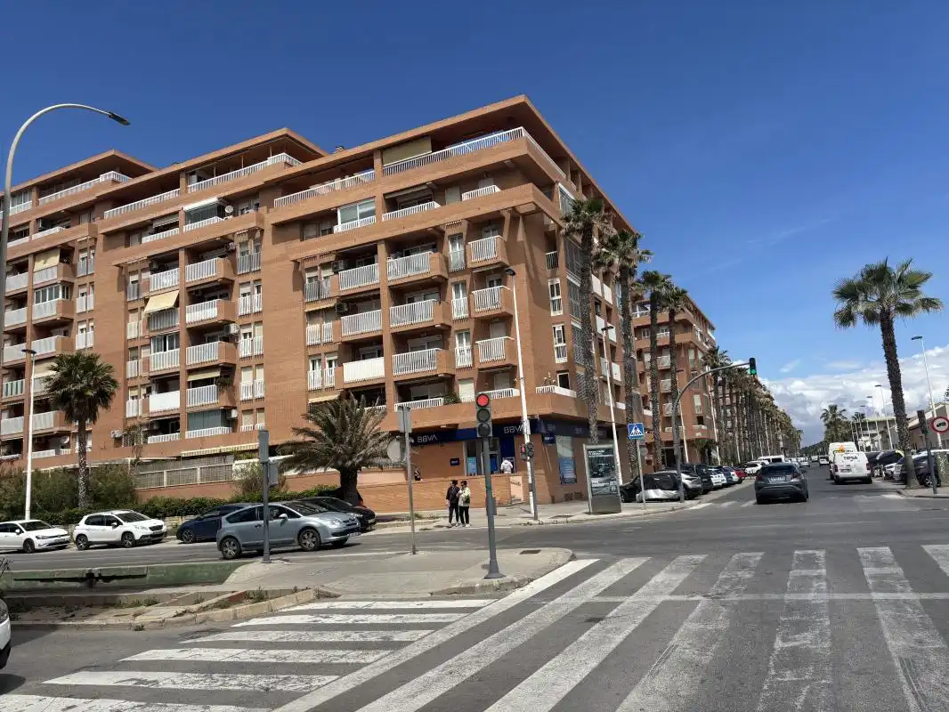 Außenansicht von Erdgeschoss zum Verkauf in Valencia mit Klimaanlage, Heizung und Terrasse