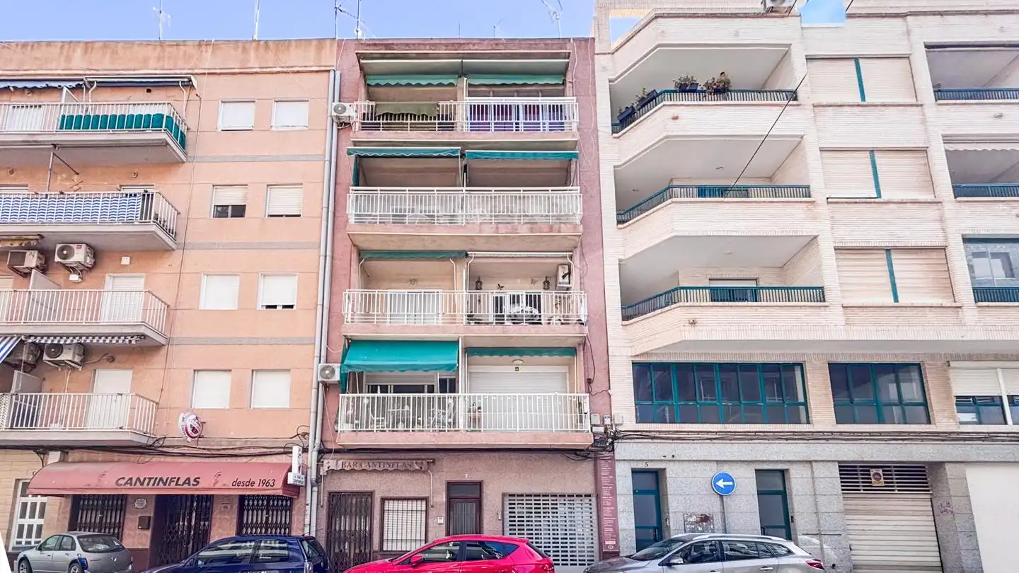 Außenansicht von Wohnungen zum Verkauf in Santa Pola mit Terrasse und Möbliert