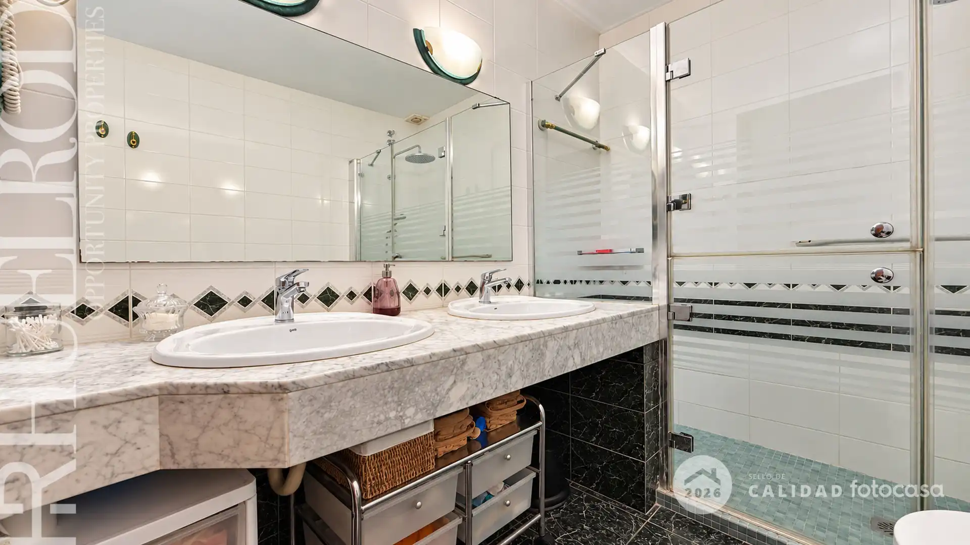 Baño de Casa adosada en venta en Cerdanyola del Vallès con Aire acondicionado, Calefacción y Jardín privado