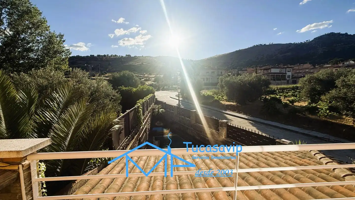 Vista exterior de Casa o xalet en venda en Cebreros amb Calefacció, Jardí privat i Terrassa