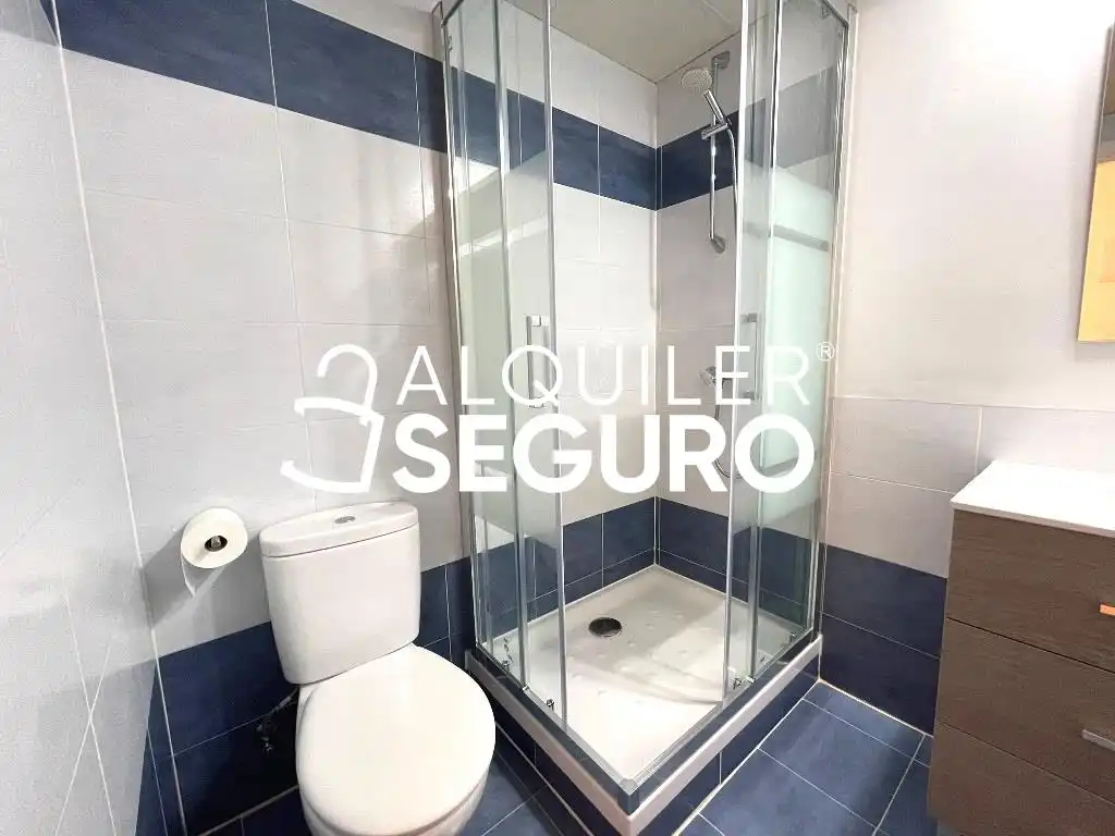Baño de Piso de alquiler en Madrid con Aire acondicionado, Calefacción y Trastero