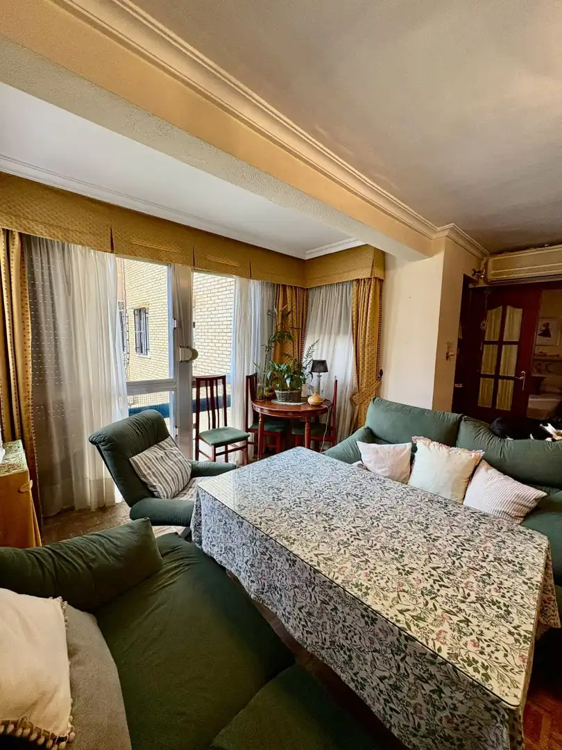 Dining room of Flat for sale in Sevilla  with Air Conditioner and Heating
