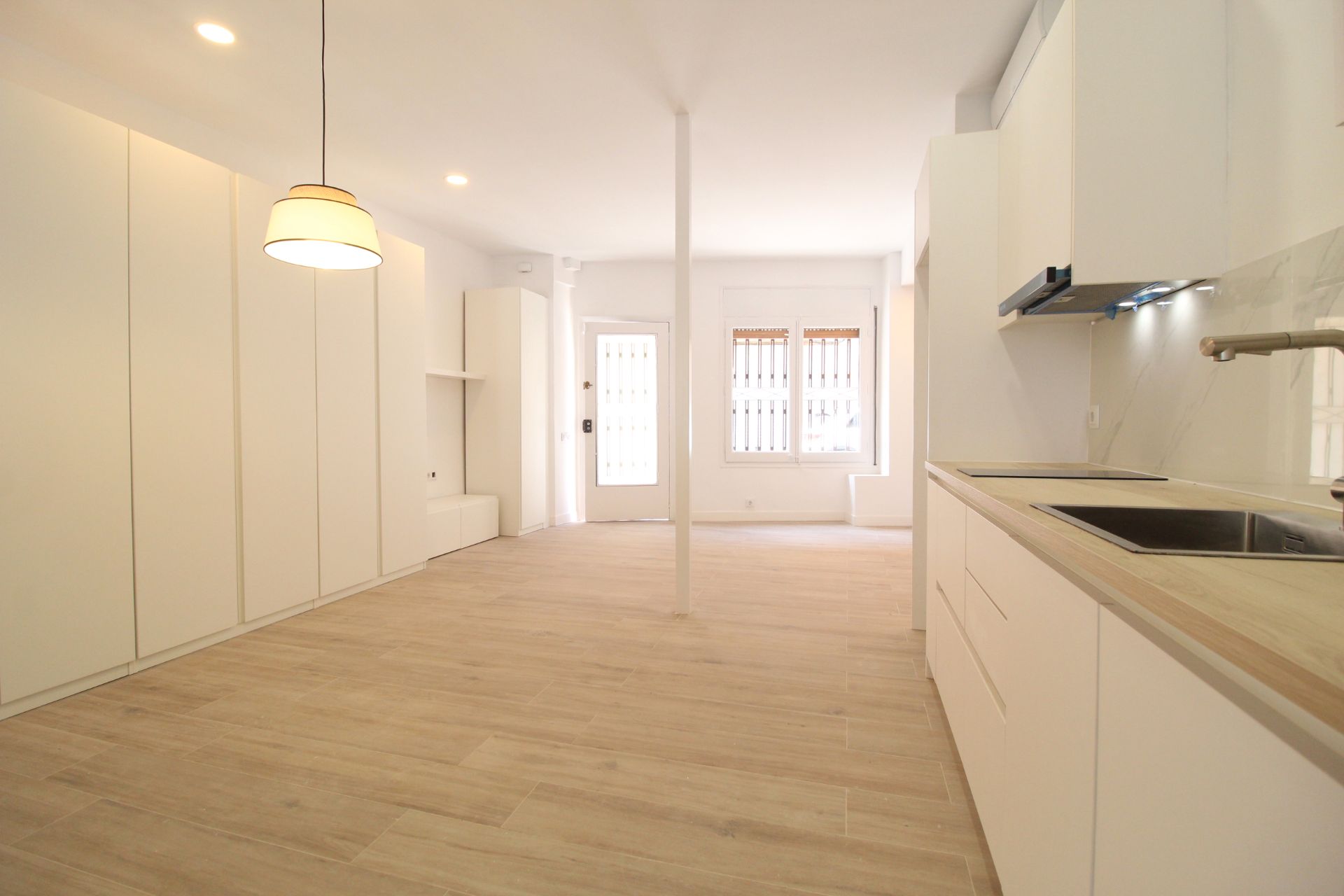 Kitchen of Planta baja for sale in  Barcelona Capital  with Air Conditioner, Heating and Oven