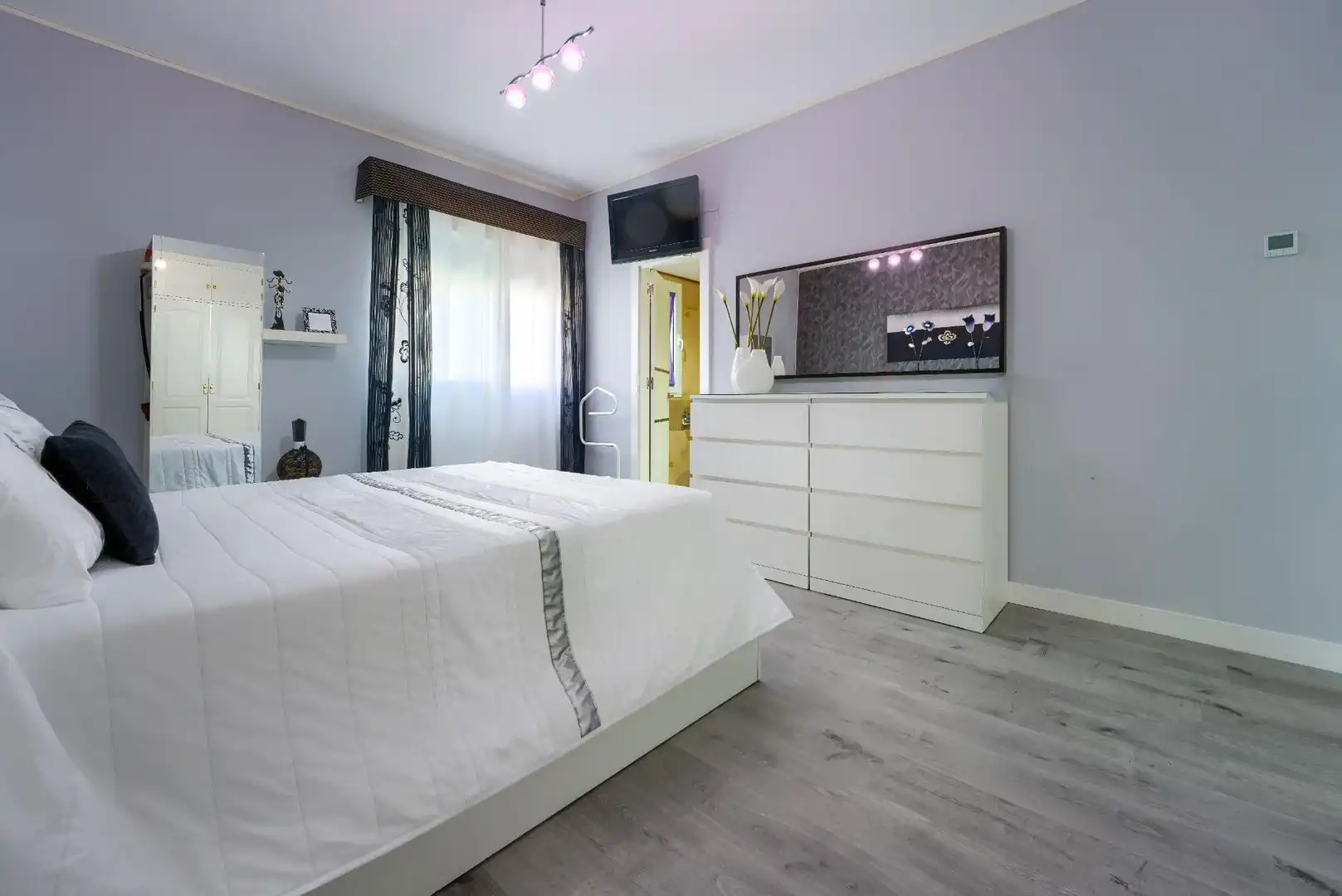 Schlafzimmer von Einfamilien-Reihenhaus zum Verkauf in Espartinas mit Klimaanlage, Heizung und Parkett