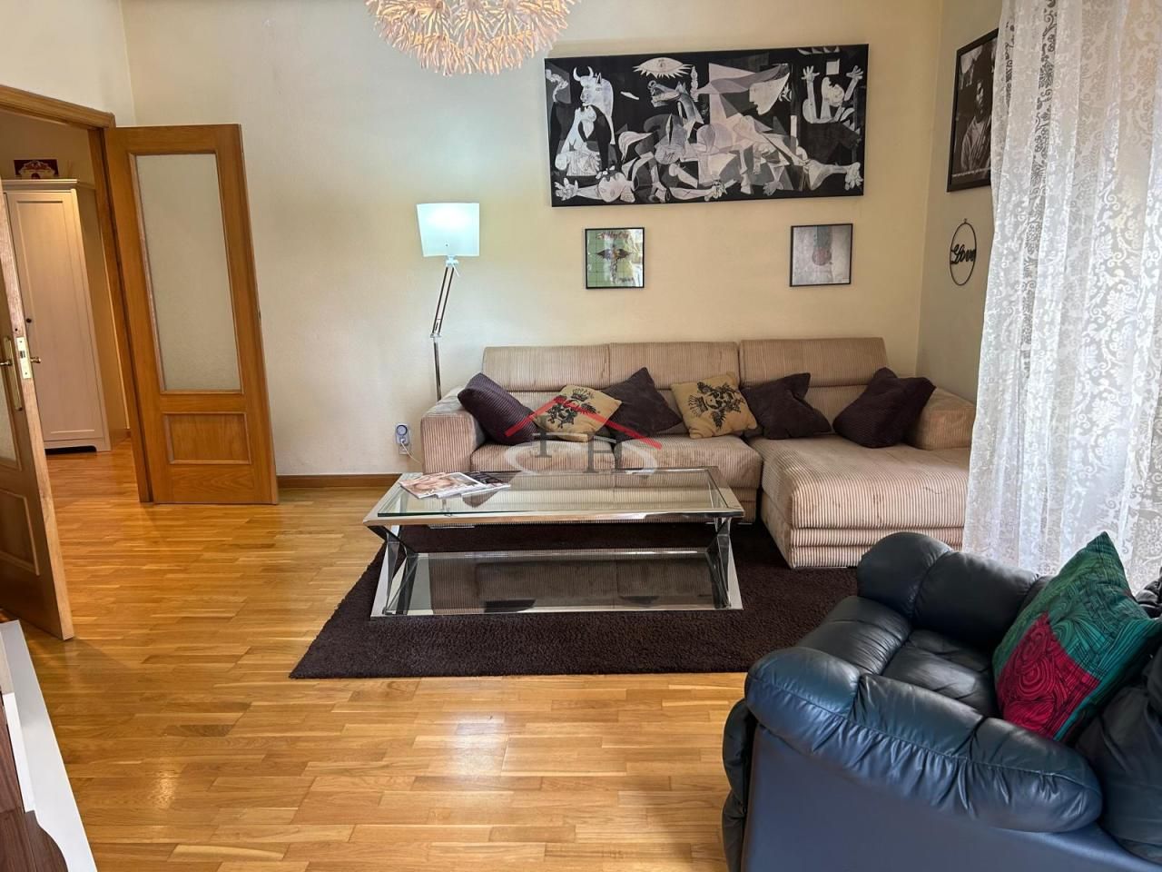 Sala d'estar de Apartament en venda en León Capital  amb Calefacció, Parquet i Traster