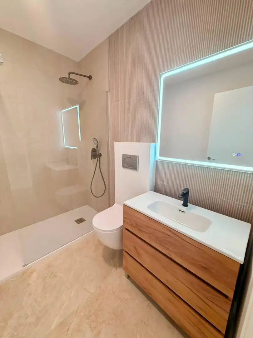 Badezimmer von Wohnung zum Verkauf in Ador mit Klimaanlage, Ofen und Waschmaschine