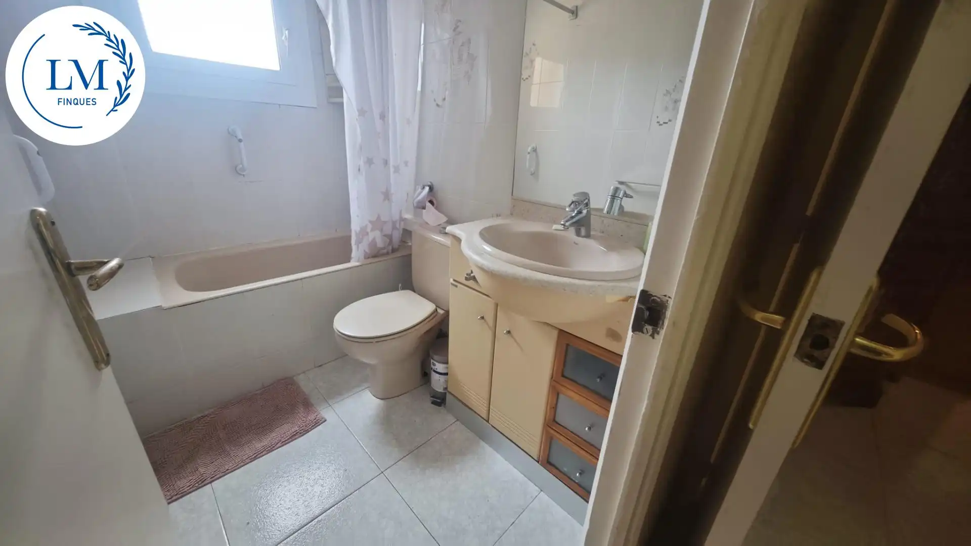 Badezimmer von Dachboden zur Miete in Vilanova i la Geltrú mit Klimaanlage, Terrasse und Möbliert