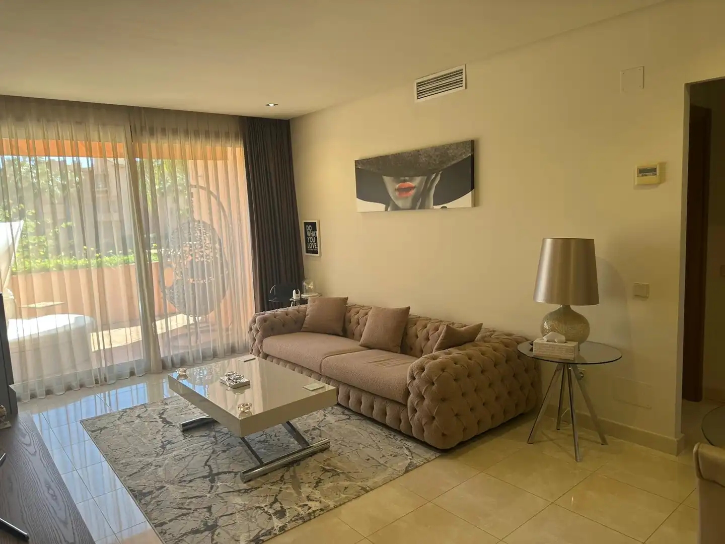 Sala de estar de Apartamento de alquiler en Estepona con Aire acondicionado, Terraza y Piscina