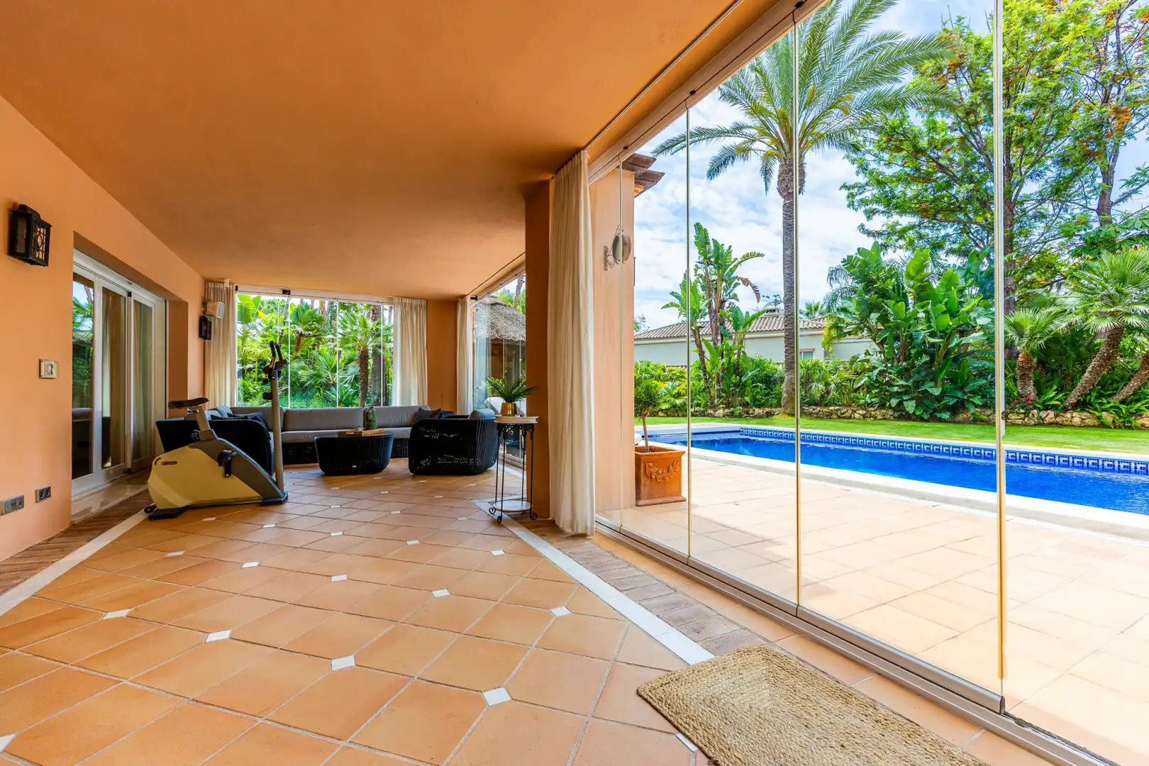 Terrassa de Casa o xalet en venda en Marbella amb Aire condicionat, Jardí privat i Terrassa