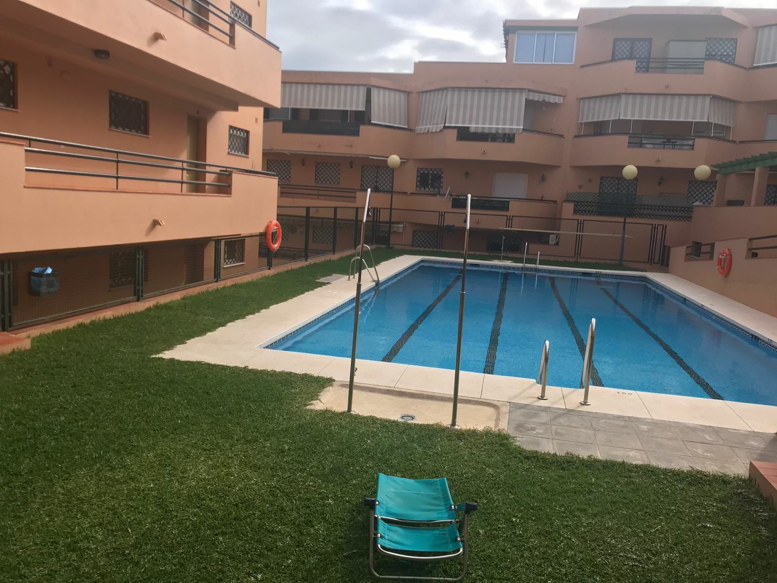 Piscina de Apartamento de alquiler en Algeciras con Amueblado y Piscina comunitaria