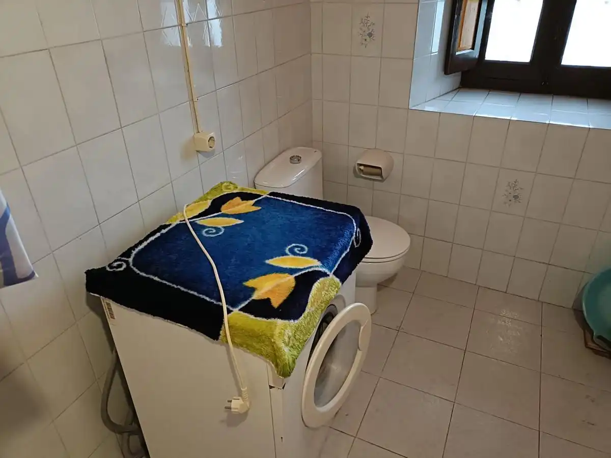 Badezimmer von Einfamilien-Reihenhaus zum Verkauf in Peñamellera Alta mit Heizung, Privatgarten und Terrasse