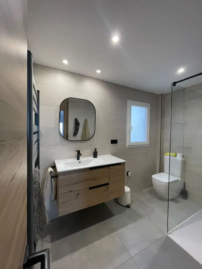 Badezimmer von Wohnung zum Verkauf in Onil mit Klimaanlage, Heizung und Balkon