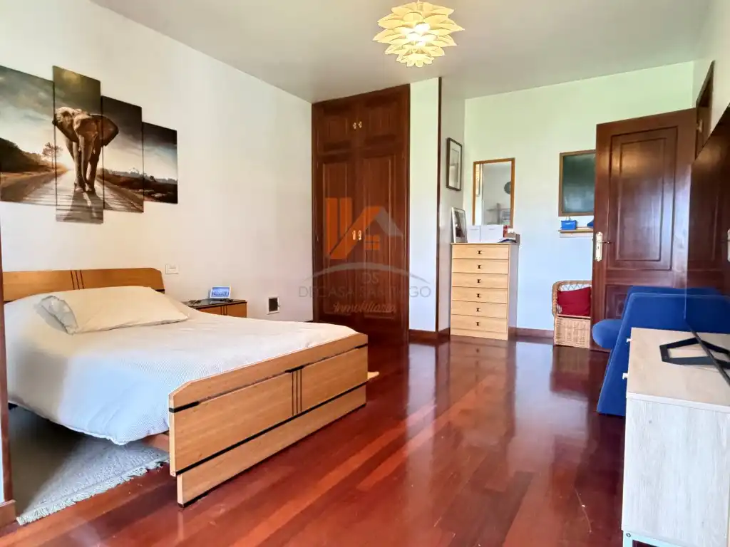Dormitori de Casa o xalet en venda en Santiago de Compostela  amb Jardí privat, Moblat i Forn
